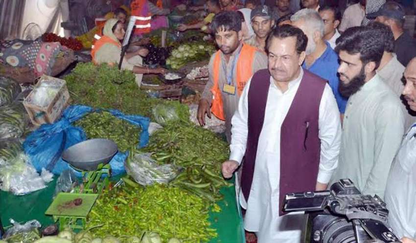 لاہور: صوبائی وزیر زراعت ڈاکٹر فرخ جاوید رمضان بازار میں ..