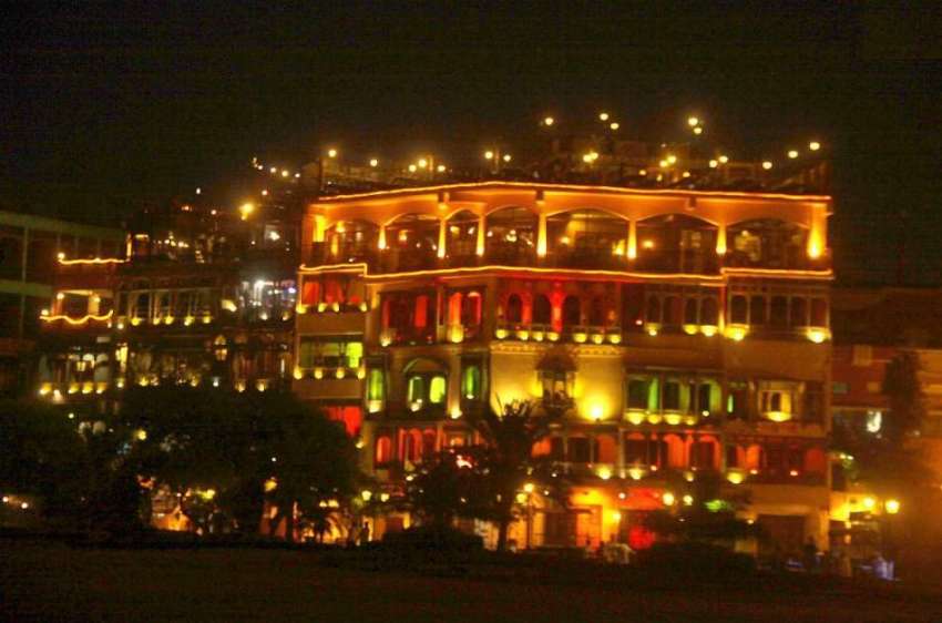 لاہور: صوبائی دارالحکومت میں رات کے وقت روشنیوں میں فوڈ ..