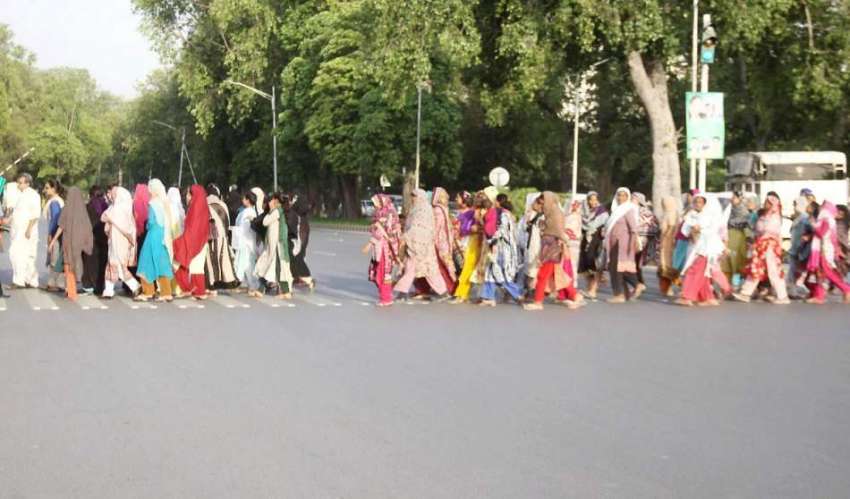 لاہور: دوپہر کے وقت خواتین کی بڑی تعداد مال روڈ کی سڑک کراس ..