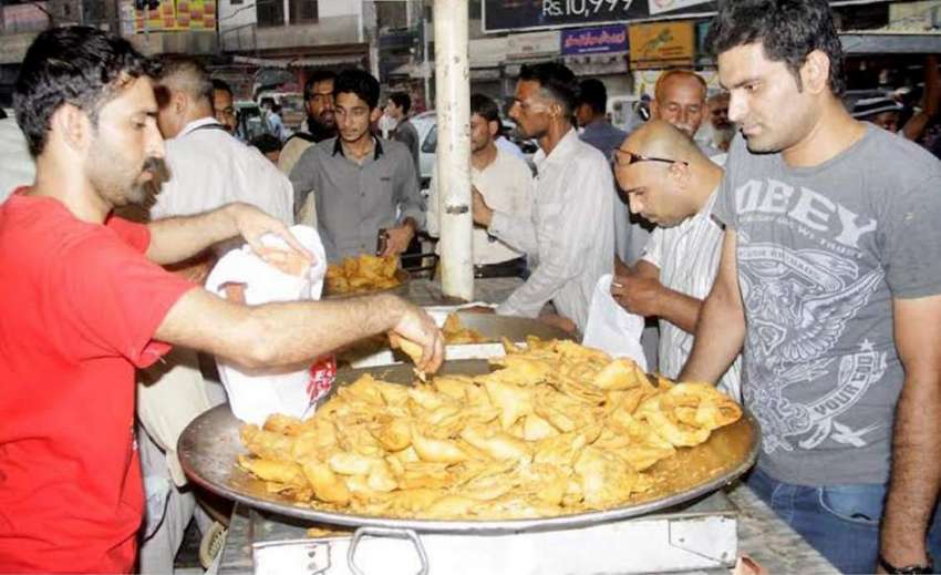 لاہور: روزہ دار افطاری کے لیے سموسے خرید رہے ہیں۔