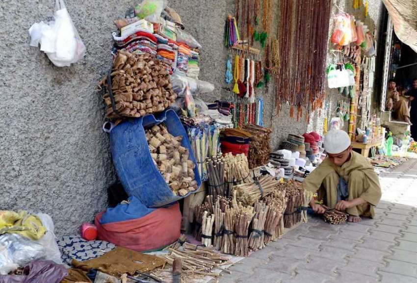 کوئٹہ: جناح روڈ پر مسواک اور ٹوپیوں کا سٹال سجا رکھا ہے۔