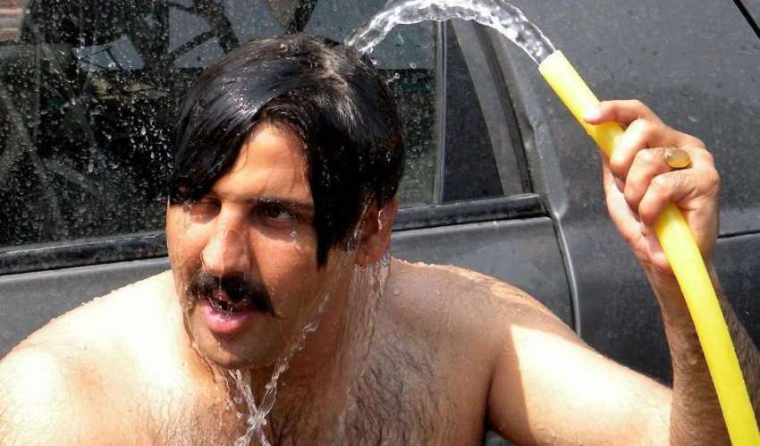 راولپنڈی: ایک روزہ دار گرمی کی شدت کم کرنے کے لیے سر پرپانی ..