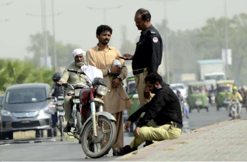  لاہور: مولانا شوکت علی روڈ پر پولیس اہلکار موٹر سائیکل پنکچر ..