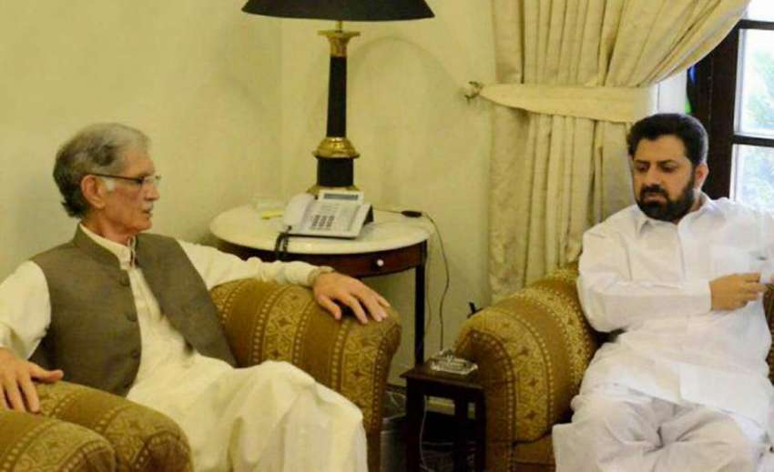 پشاور: وزیر اعلیٰ خیبر پختونخوا پرویز خٹک سے سینئر وزیر ..