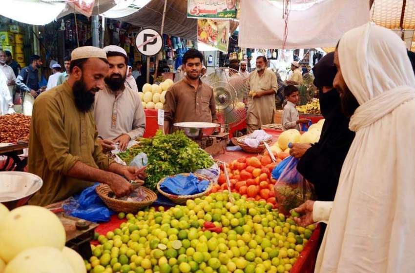 اٹک: شہری سستے رمضان بازار سے مختلف اشیاء کی خرید وفروخت ..