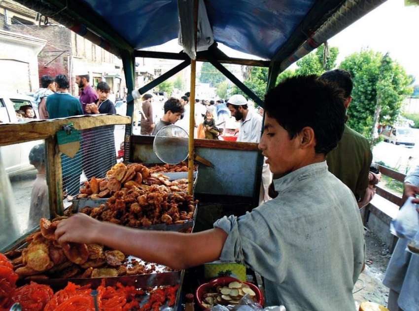 سوات: دوکاندار افطاری سے قبل گاہکوں کو متوجہ کرنے کے لیے ..