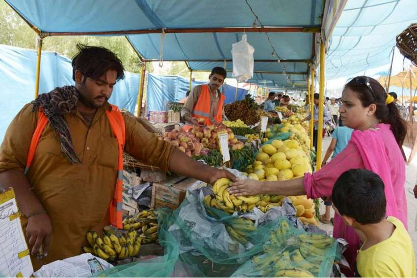 لاہور: ایک خاتون شادمان رمضان بازار سے فروٹ خرید رہی ہے۔