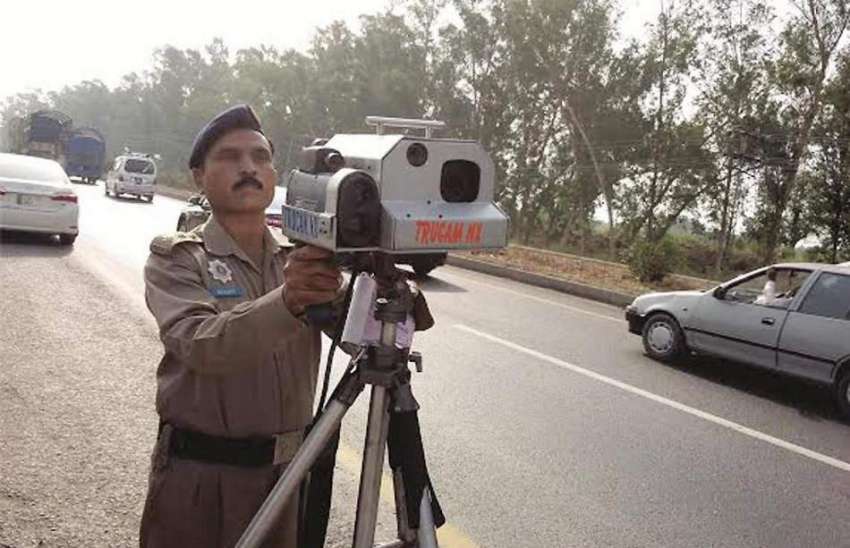 لاہور: موٹر وے پولیس سنٹر زون کا افسر تیز رفتار گاڑیوں کو ..