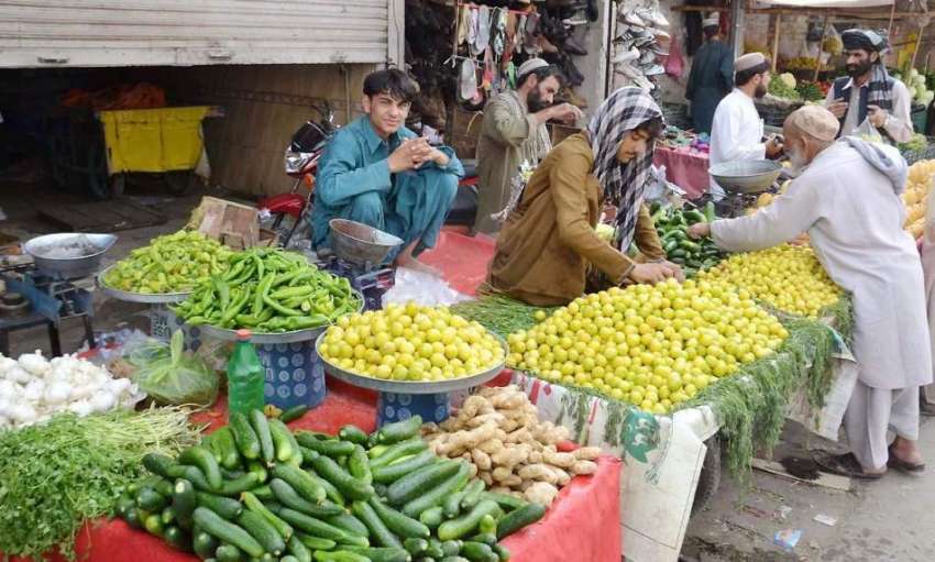 کوئٹہ:سبزی مارکیٹ میں لوگ افطاری کے لیے سبزی خرید رہے ہیں۔