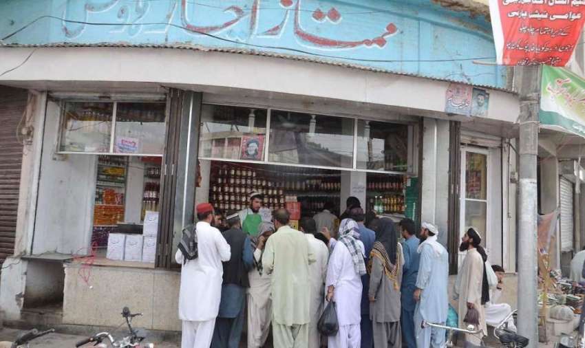 کوئٹہ: باچا خان چوک پر لوگ ایک دوکان سے افطاری کے لیے اچار ..