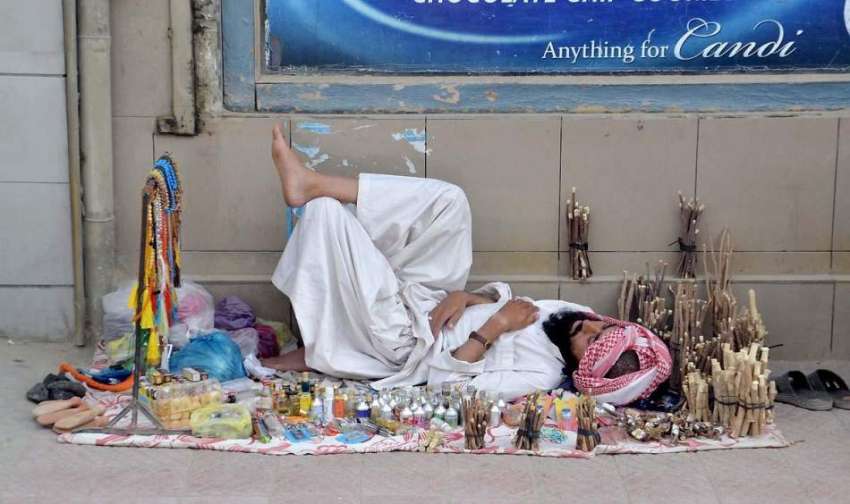 کوئٹہ: قندھاری بازار میں فٹ پاتھ پر ایک روزہ دار دوپہر کے ..