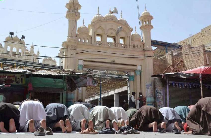 کوئٹہ: نمازی رمضان المبارک کے پہلے جمعہ کی نماز ادا کر رہے ..
