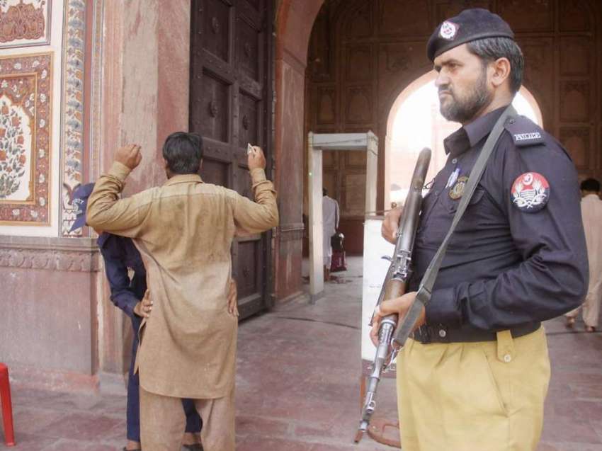 لاہور: باشاہی مسجد میں نماز جمعہ کے لیے آنیوالوں کی سیکیورٹی ..