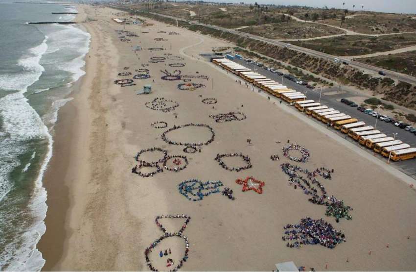 لاس اینجلس: پلاسٹک سے سمندروں کی حفاظت کے لیے چار ہزار بچے ..