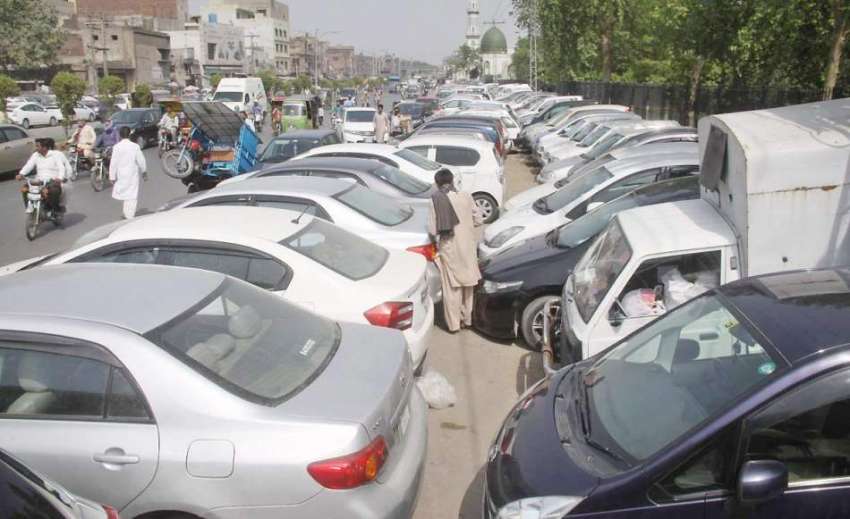 لاہور: سرکلر روڈ پر نو پارکنگ ایریا میں کھڑی گاڑیاں ٹریفک ..