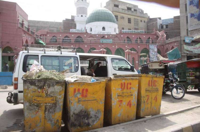 لاہور: ریلوے اسٹیشن سرور روڈ پر ویسٹ مینجمنٹ کے کوڑے کے ڈرم ..