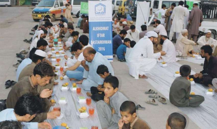 پشاور: الخدمت فاؤنڈیشن کے زیر اہتمام مسافروں اور روزہ داروں ..