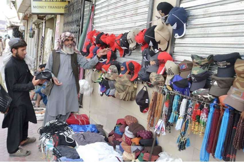 کوئٹہ: قندھاری بازار میں ایک روزہ دار ٹوپی خرید رہا ہے۔