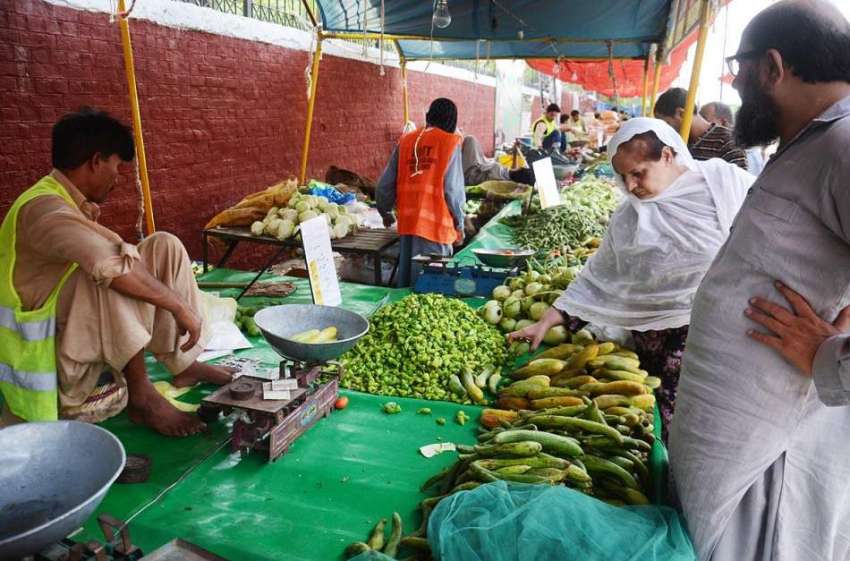 لاہور: شہری سستا رمضان بازار سے سبزیاں اور فروٹ خریدنے میں ..
