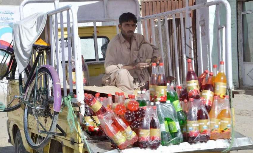 کوئٹہ: جوائنٹ روڈ پر ایک شخص گاہکوں کے لیے مشروبات کی بوتلیں ..