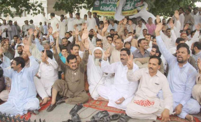 لاہور: مال روڈپر ایپکا کے ملازمین اپنے مطالبات کے حق میں ..