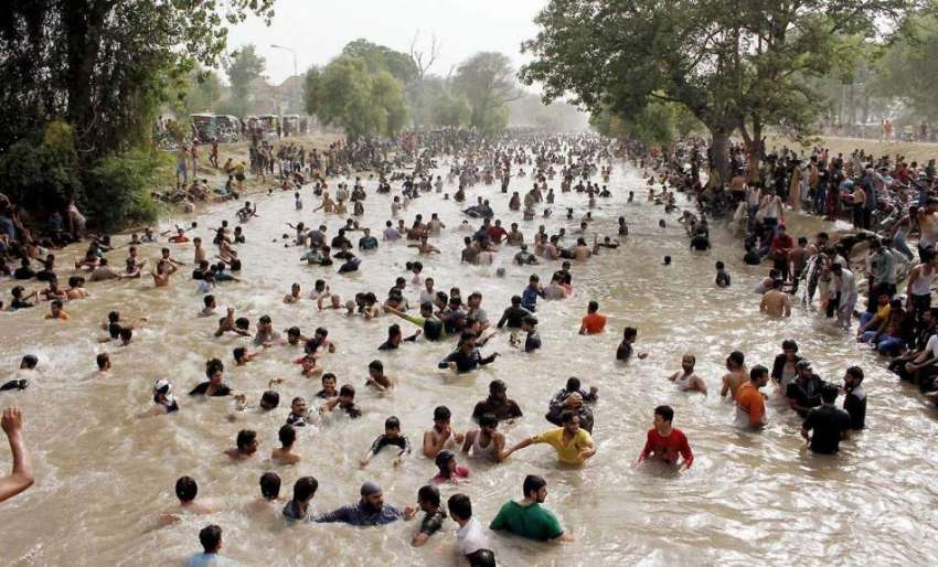 لاہور:گرمی کی شدت کم کرنے کے لیے شہری نہر میں نہا رہے ہیں۔