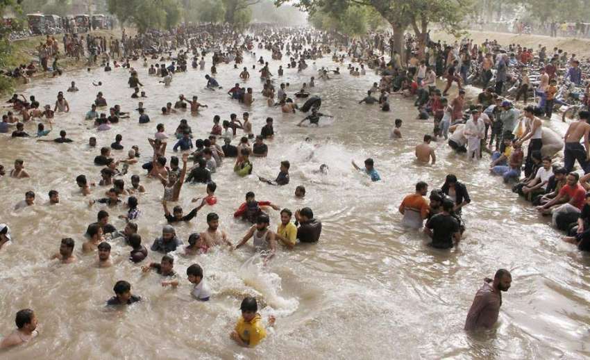 لاہور:گرمی کی شدت کم کرنے کے لیے شہری نہر میں نہا رہے ہیں۔