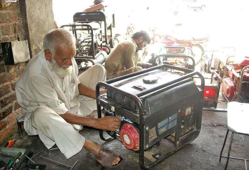 فیصل آباد: ایک بزرگ محنت کش جنریٹر کی مرمت کے کام میں مصروف ..