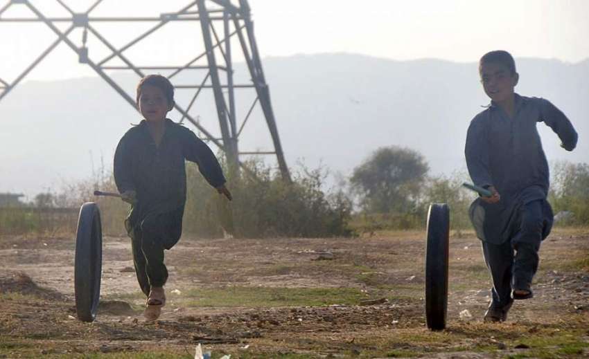 اسلام آباد: گرمی کی شدت کے باوجود بچے موٹر سائیکل کے ٹائر ..
