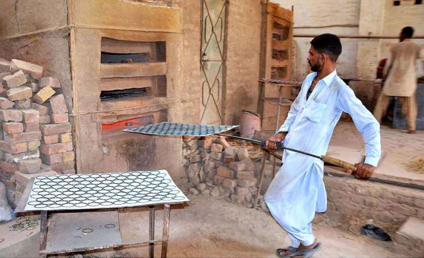 حیدر آباد: محنت کش فیکٹری میں چوڑیاں بنانے کے عمل میں مصروف ..