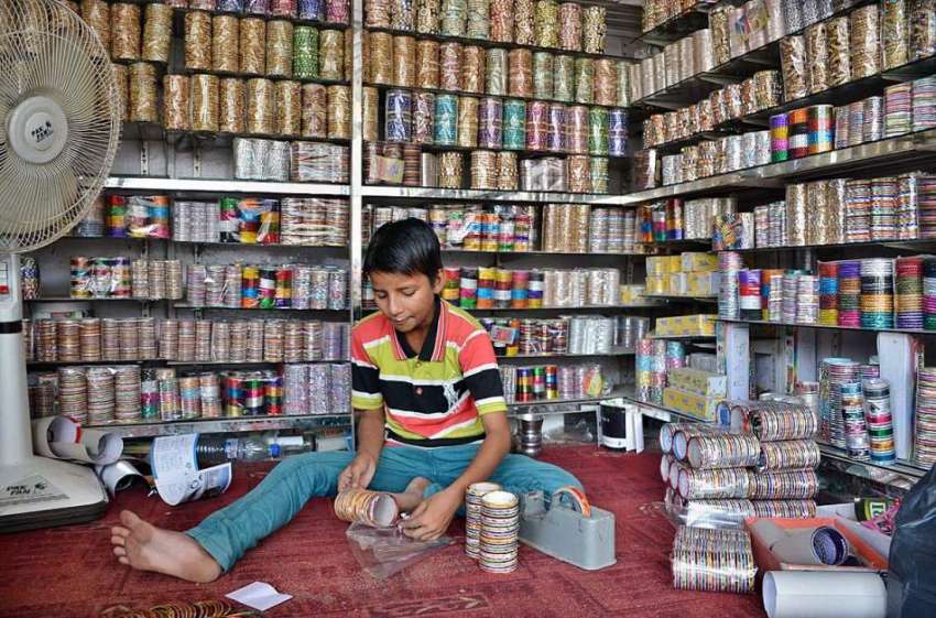 حیدر آباد : ایک بچہ مارکیٹ میں سپلائی دینے کے لیے چوڑیاں ..