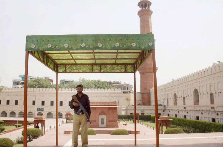 لاہور: بادشاہی میں کے احاطہ میں شاعر مشرق حضرت علامہ اقبال ..
