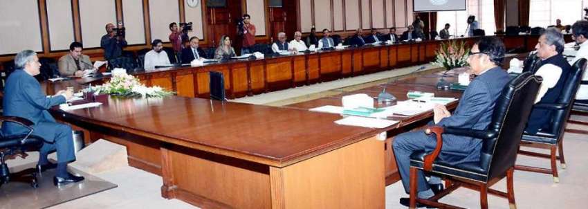 اسلام آباد: وزیر خزانہ سینیٹر اسحاق ڈار ای سی سی کے اجلاس ..