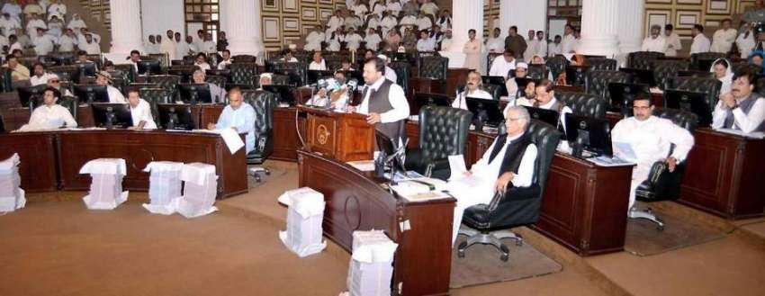 پشاور: وزیر اعلیٰ خیبر پختونخوا پرویز خٹک اسمبلی میں صوبائی ..