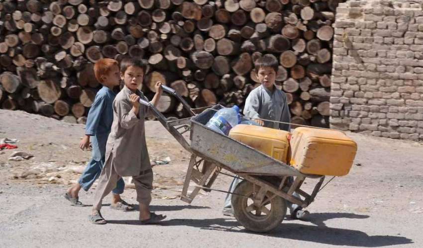 کوئٹہ: غوث آباد کے قریب معصوم افغان بچے پانی بھرنے کے لیے ..