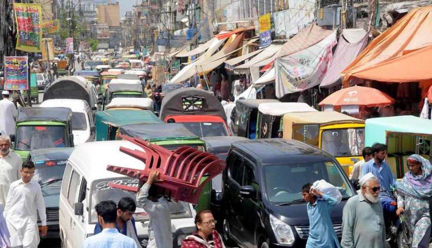 راولپنڈی: راجہ بازار میں افطاری سے قبل ٹریفک جام کا منظر۔