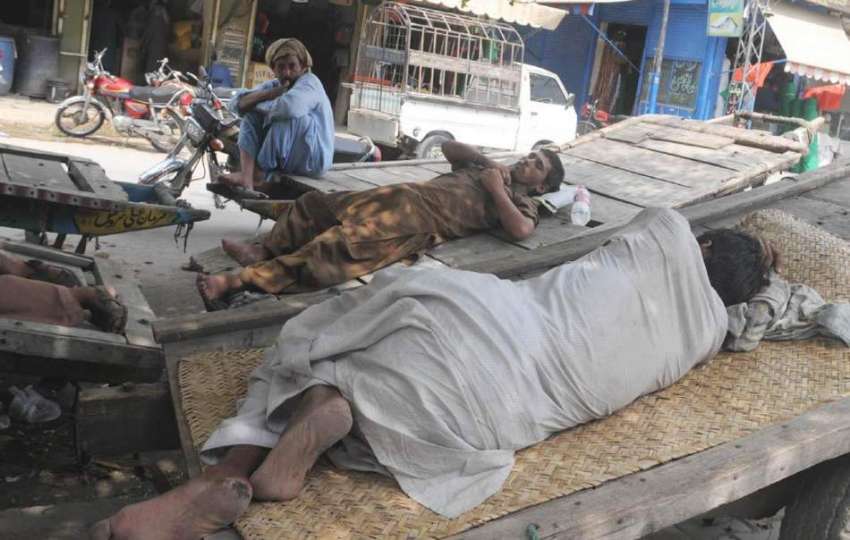 راولپنڈی: مزدور درخت کے سائے تلے اپنے ریڑھو ں پر سو رہے ہیں۔
