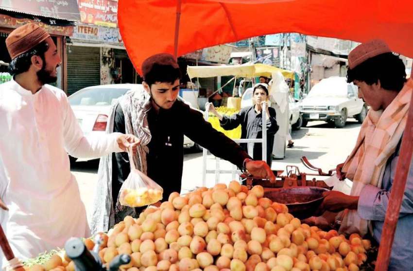 کوئٹہ: علمدار روڈ پر ایک ریڑھی بان سے لوگ خوبانی خرید رہے ..