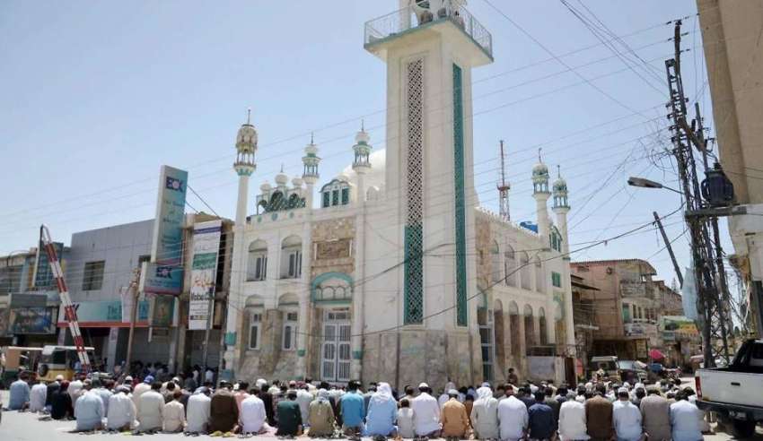 کوئٹہ: جناح روڈ پر زہری مسجد کے باہر نمازی رمضان المبارک ..