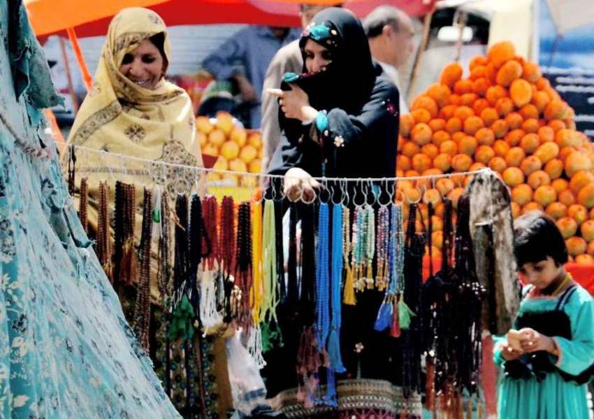 کوئٹہ: قندھاری بازار میں خواتین روڈ کنارے ایک اسٹال سے خریداری ..