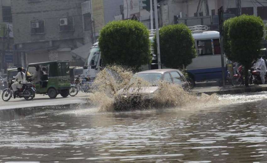 لاہور: گزشتہ رات ہونیوالی بارش کے بعد روڈ پر کھڑا پانی تلاب ..