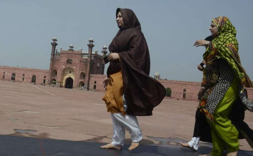 لاہور: ماہ صیام کے دوسرے جمعة المبارک کے موقع پر روزہ دار ..