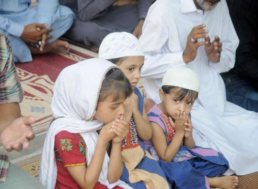 راولپنڈی: جمعہ کی ادائیگی کے لیے آئے بچے دعا مانگ رہے ہیں۔