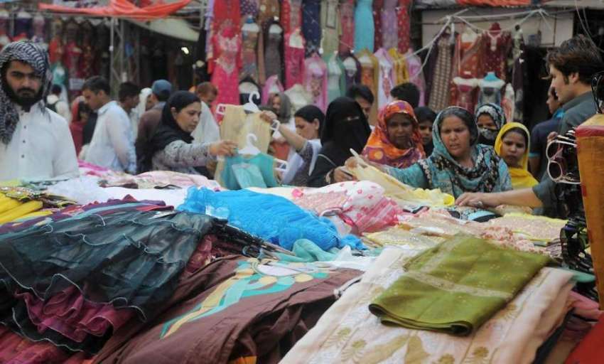 راولپنڈی: راجہ بازار میں عید کے لیے خریداری کر رہی ہیں۔