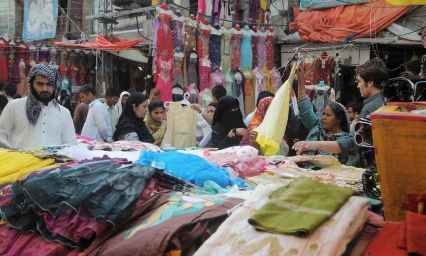راولپنڈی: راجہ بازار میں عید کے لیے خریداری کر رہی ہیں۔