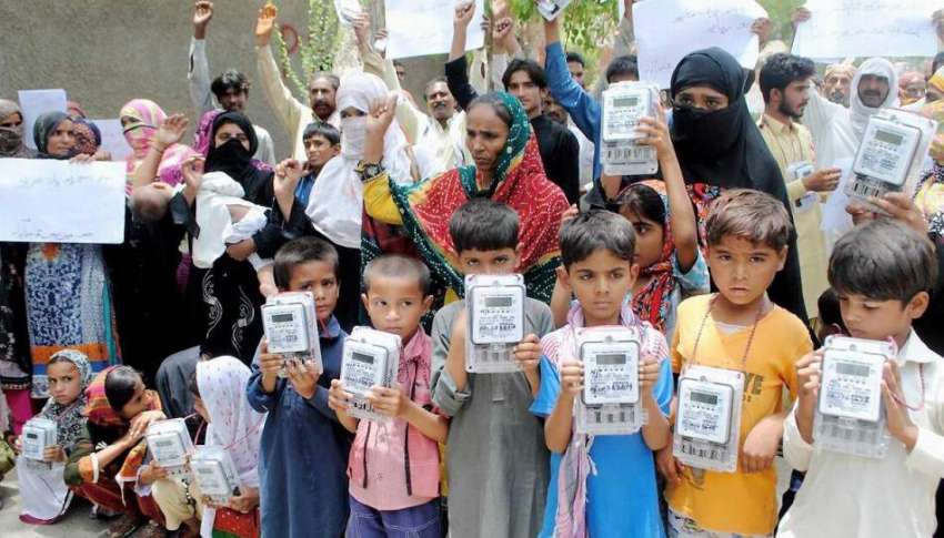 حیدرآباد: قاسم آباد کے رہائشی مرد خواتین اور بچے بجلی کے ..