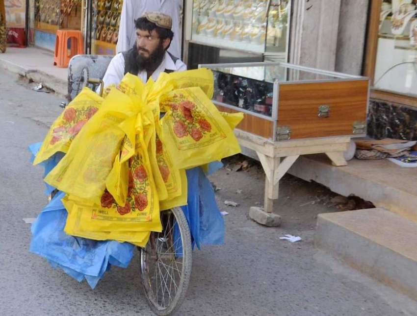 کوئٹہ: لیاقت بازار میں ایک معذو ر شخص اپنی سائیکل پر شاپنگ ..