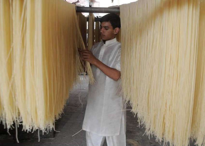 راولپنڈی: سویوں کے کارخانے میں ایک ورکر اپنے کام میں مصروف ..