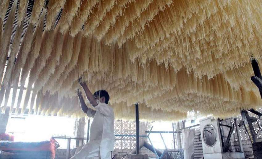 راولپنڈی: سویوں کے کارخانے میں ایک ورکر اپنے کام میں مصروف ..
