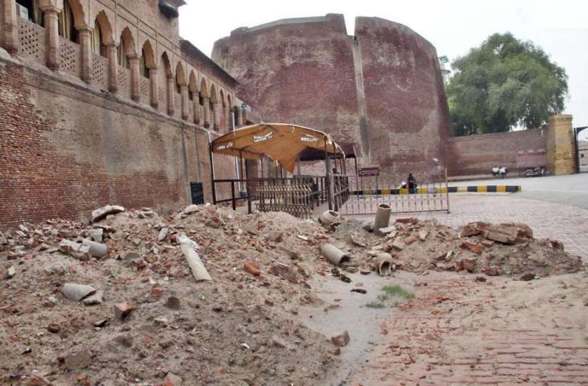 لاہور: تاریخی شاہی قلعہ کی دیوار کے ساتھ تعمیراتی کام مکمل ..